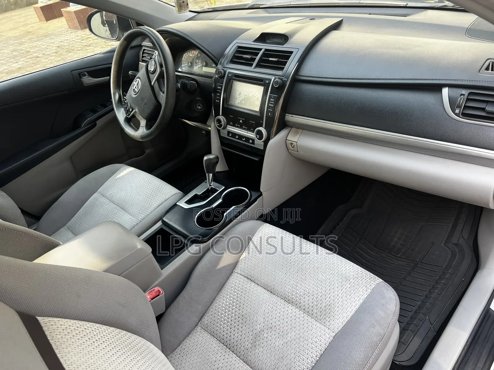 Toyota Camry LE 4dr Sedan (2.5L 4cyl 6A) 2014 Silver