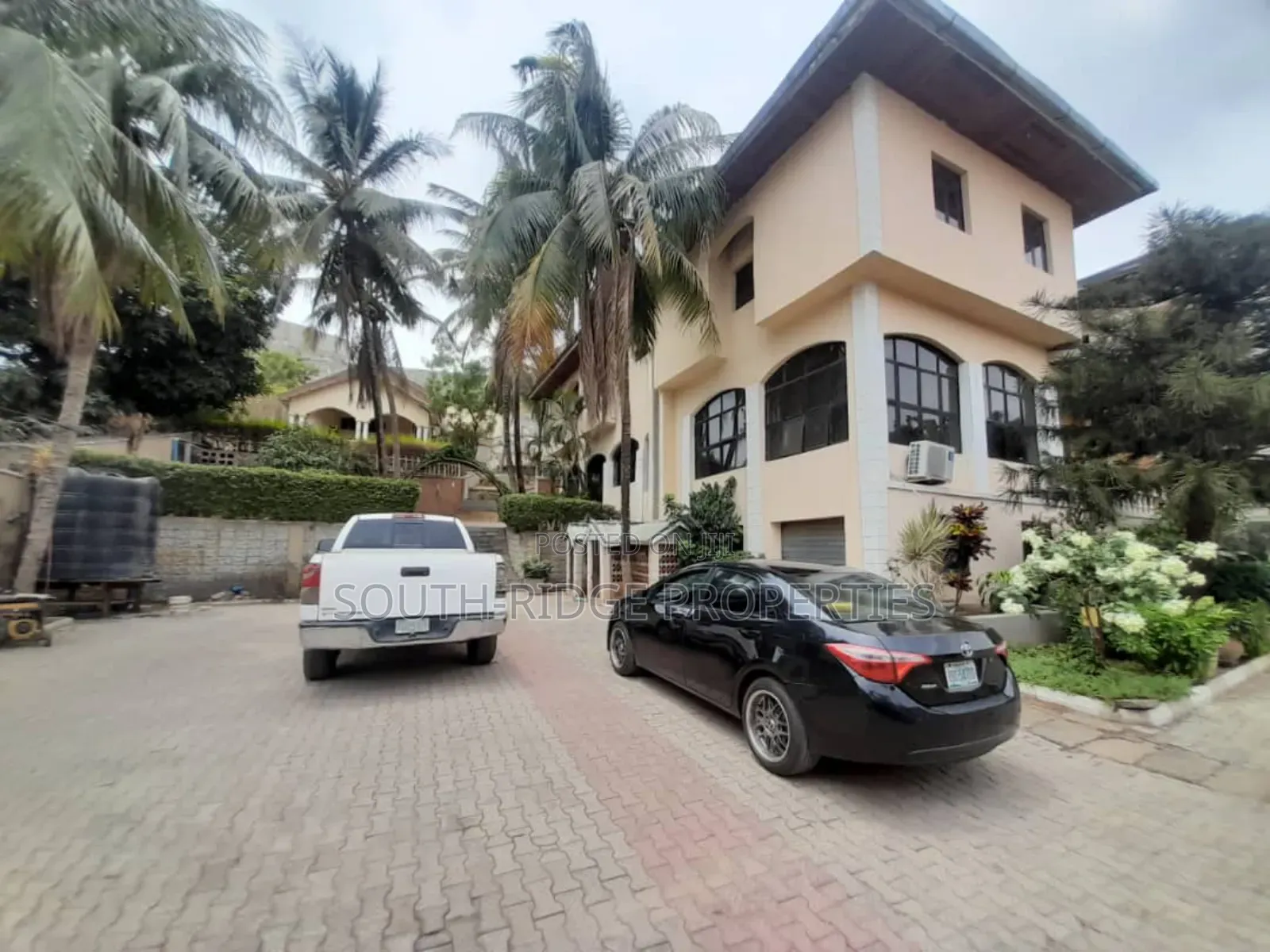 13bdrm Mansion in Gwarinpa for sale