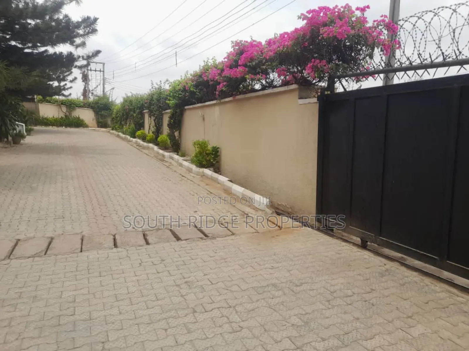 13bdrm Mansion in Gwarinpa for sale