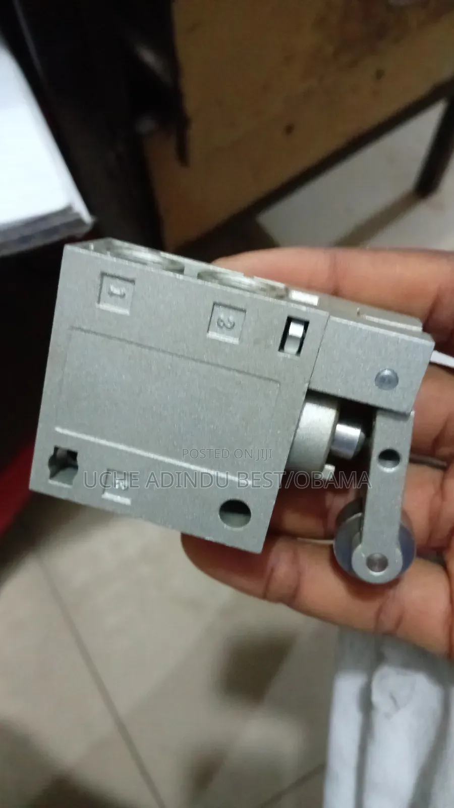 Roller Pneumatic Valve 3 Hole 1/4