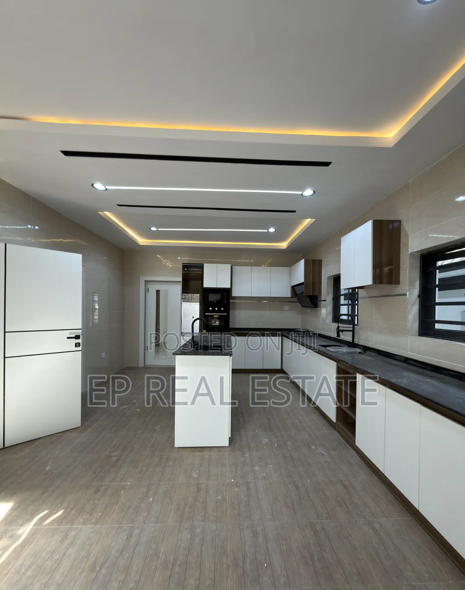 6bdrm Duplex in Sunnyvale Estate, Dakwo District for sale
