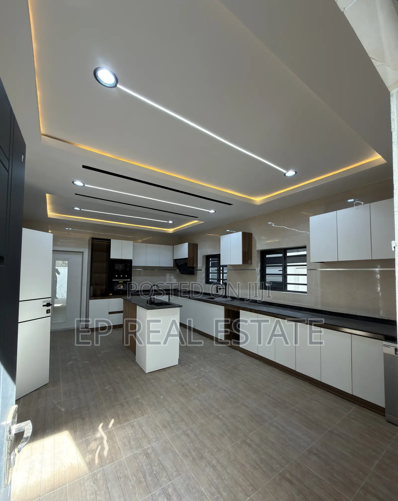 6bdrm Duplex in Sunnyvale Estate, Dakwo District for sale