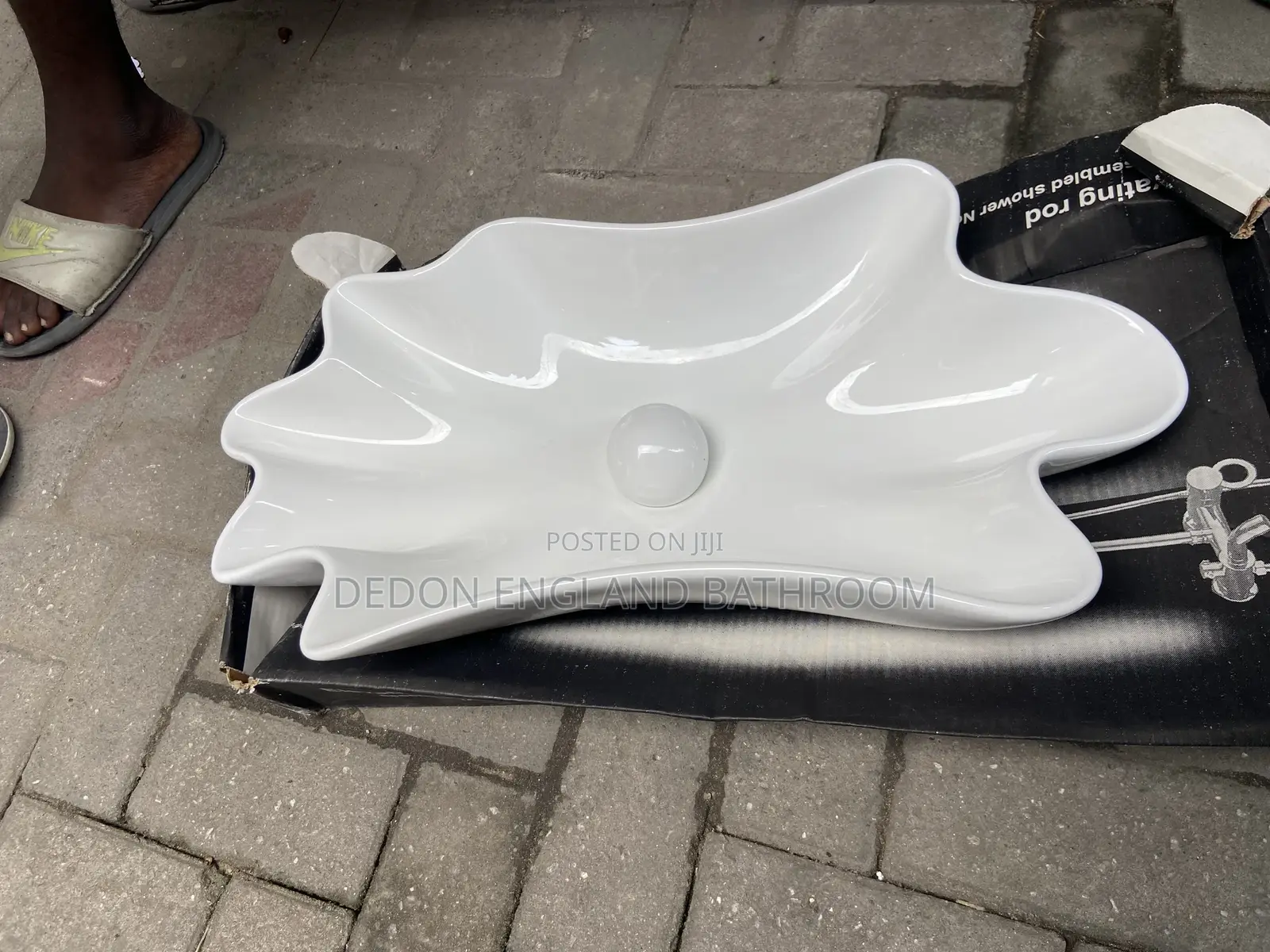 England Countertop Basin With Pump Up Waste
