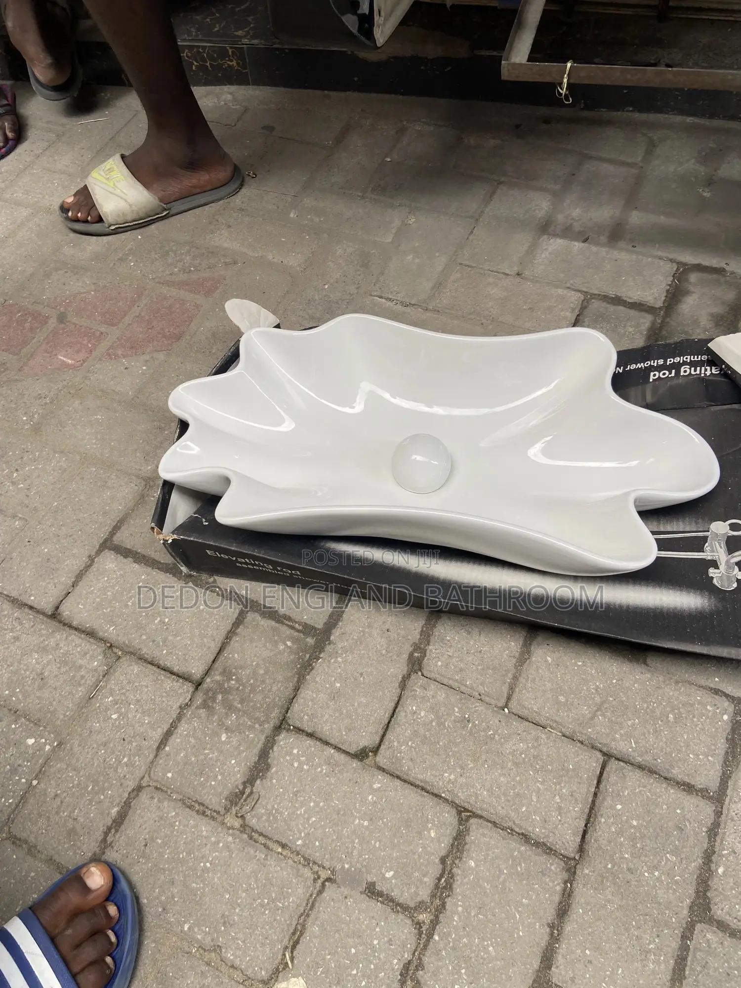 England Countertop Basin With Pump Up Waste
