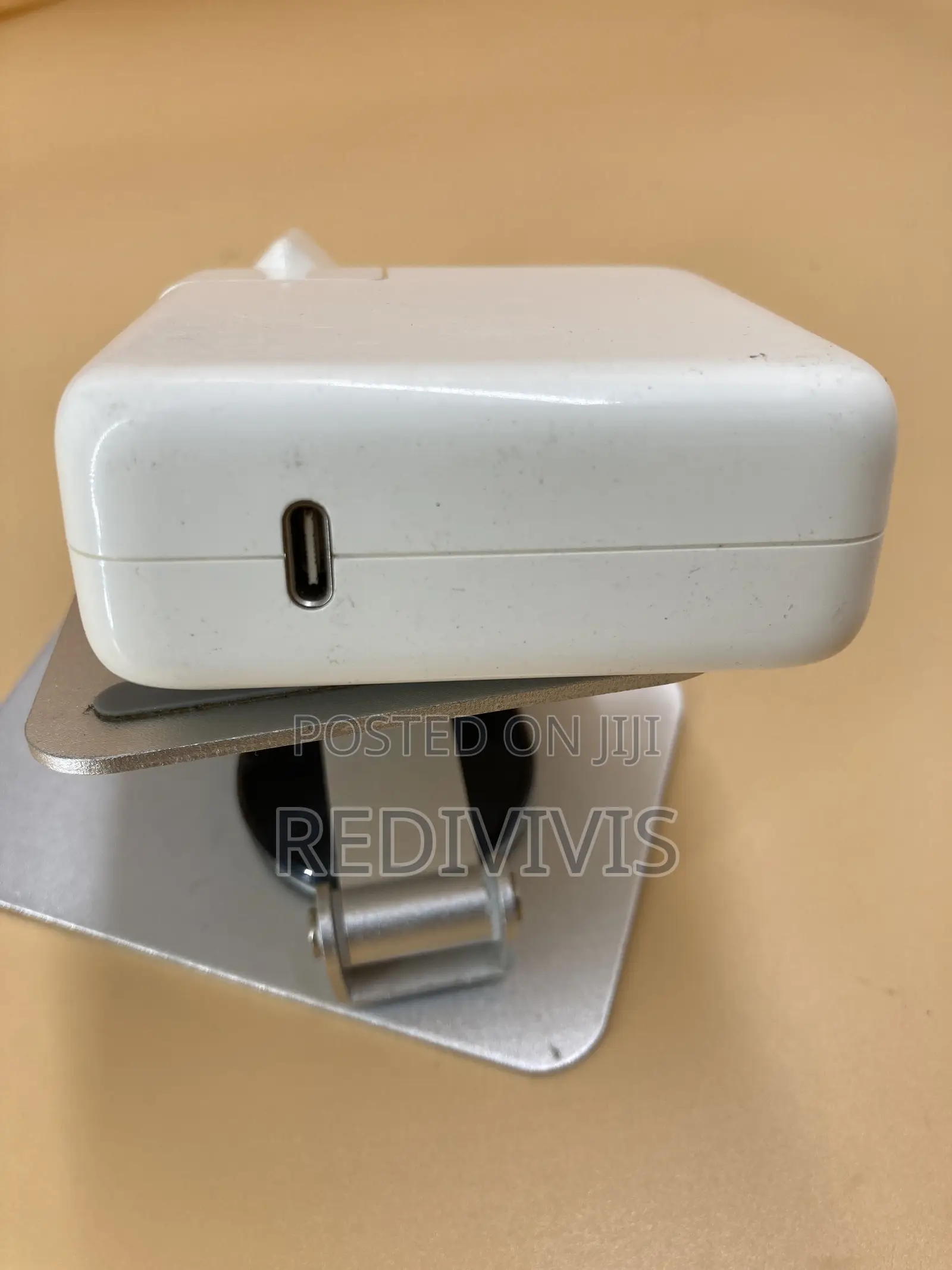 Apple Magsafe 61w Usb-C Power Adapter.