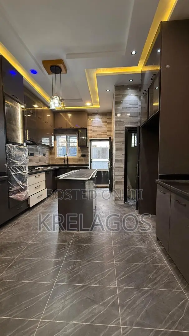 5bdrm Duplex in Osapa london for sale
