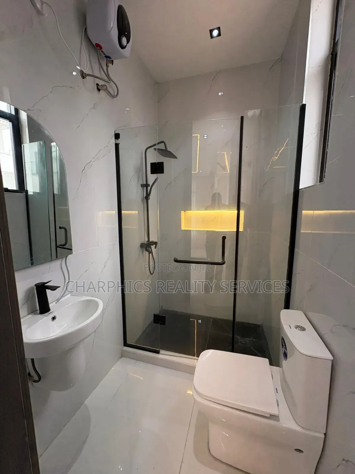 5bdrm Duplex in Chevron for sale