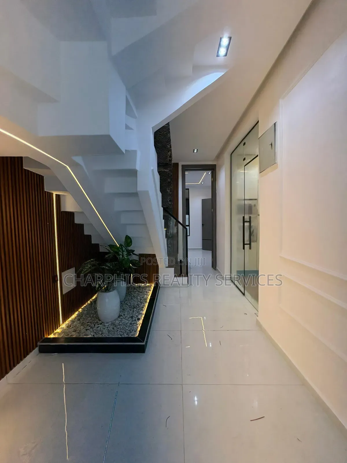 5bdrm Duplex in Chevron for sale