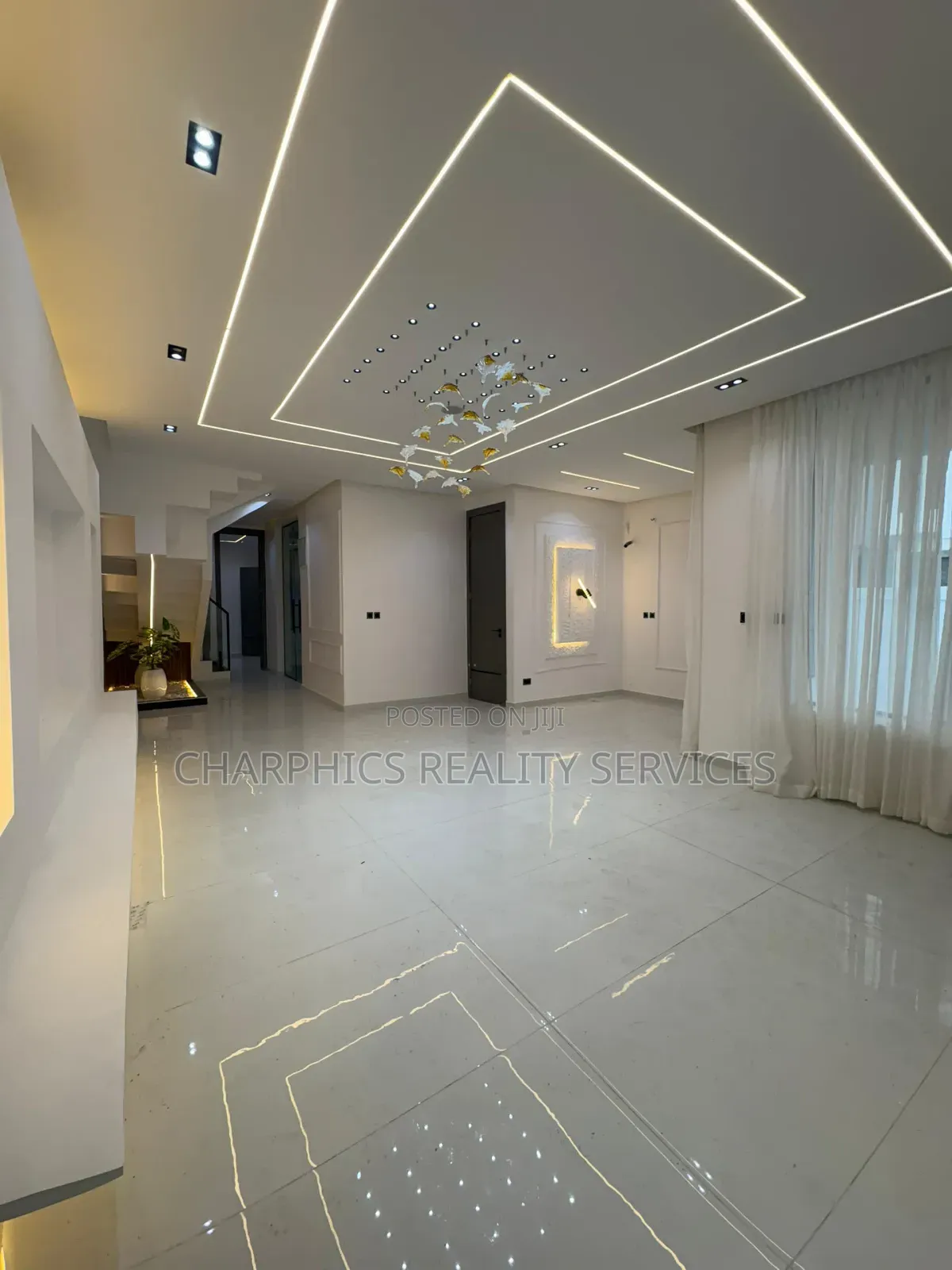 5bdrm Duplex in Chevron for sale