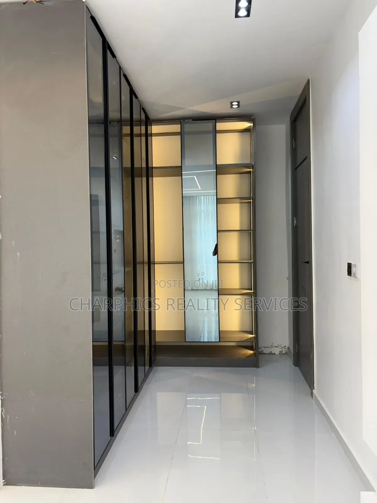 5bdrm Duplex in Chevron for sale