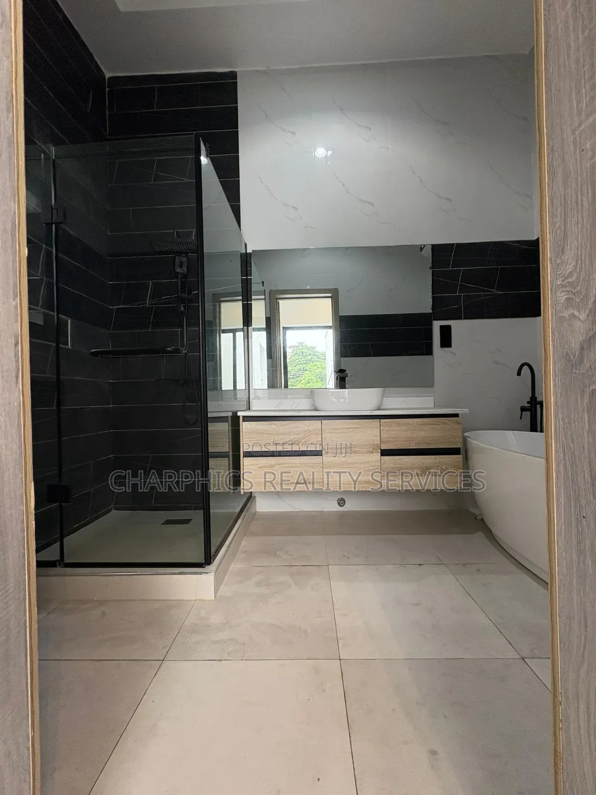 4bdrm Duplex in Chevron for sale