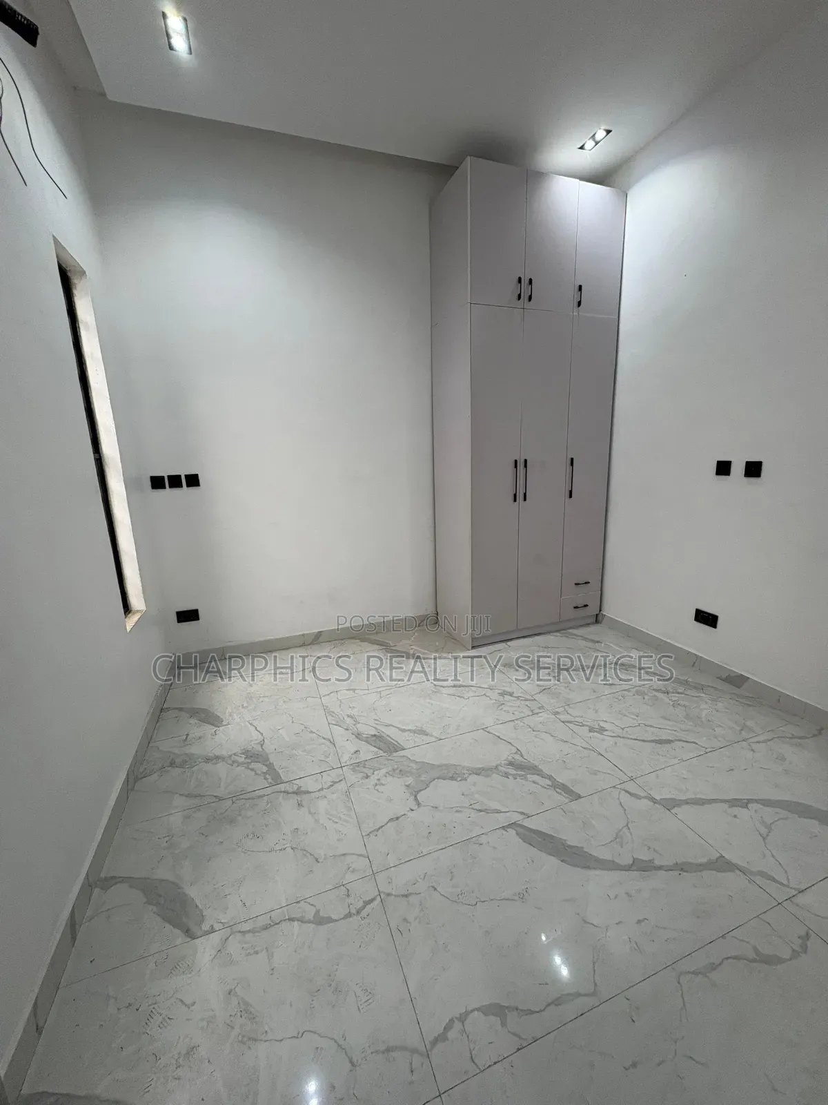 4bdrm Duplex in Chevron for sale