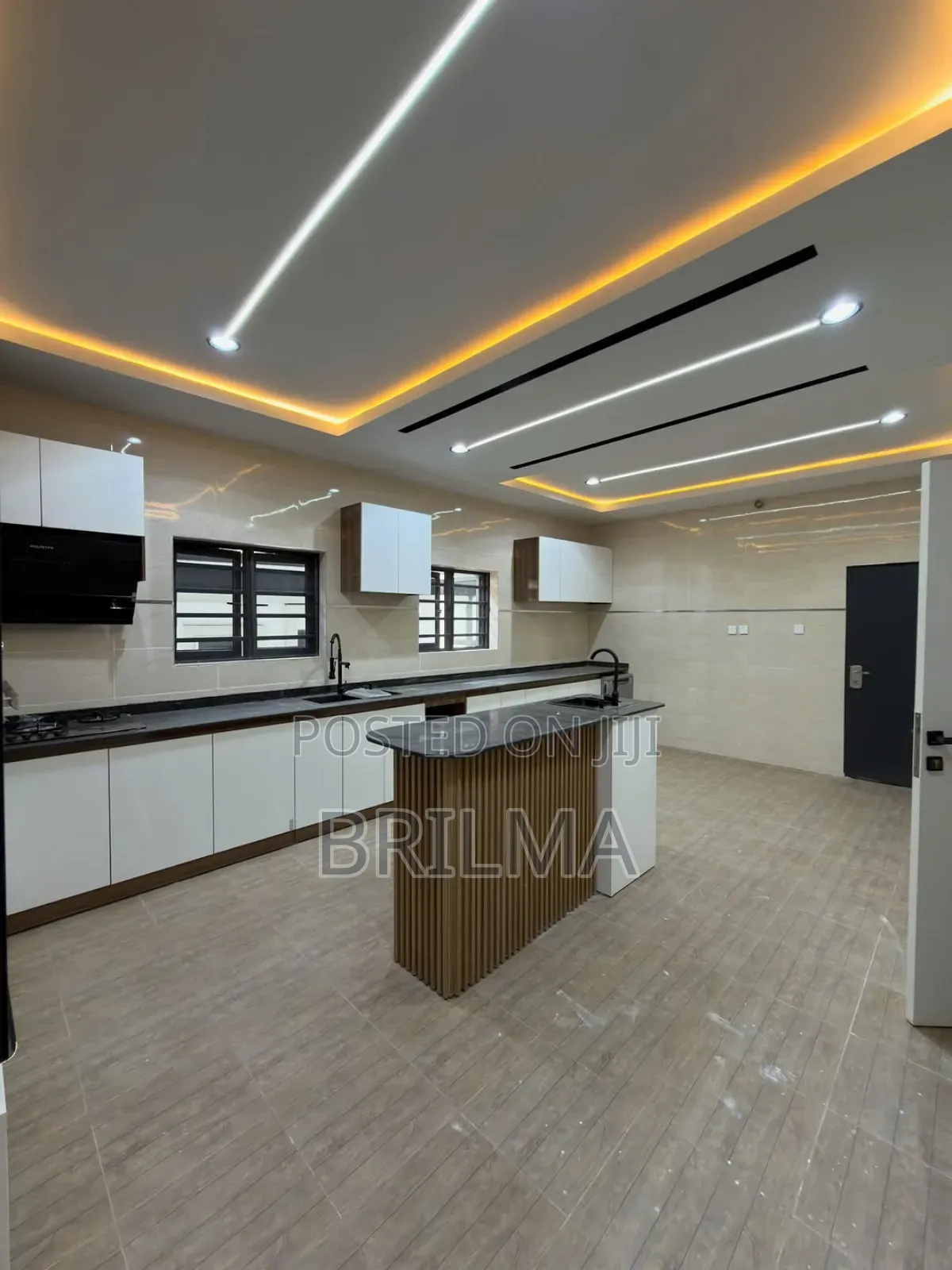 6bdrm Duplex in Dakwo District for sale
