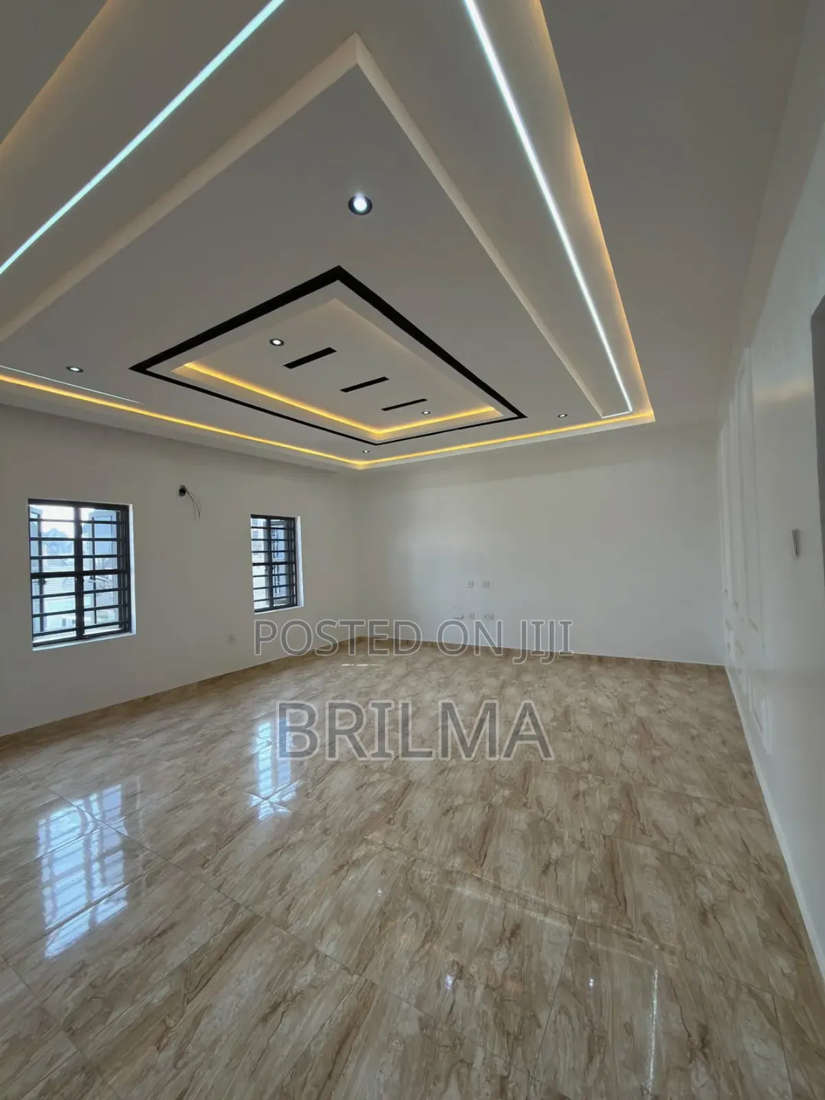 6bdrm Duplex in Dakwo District for sale