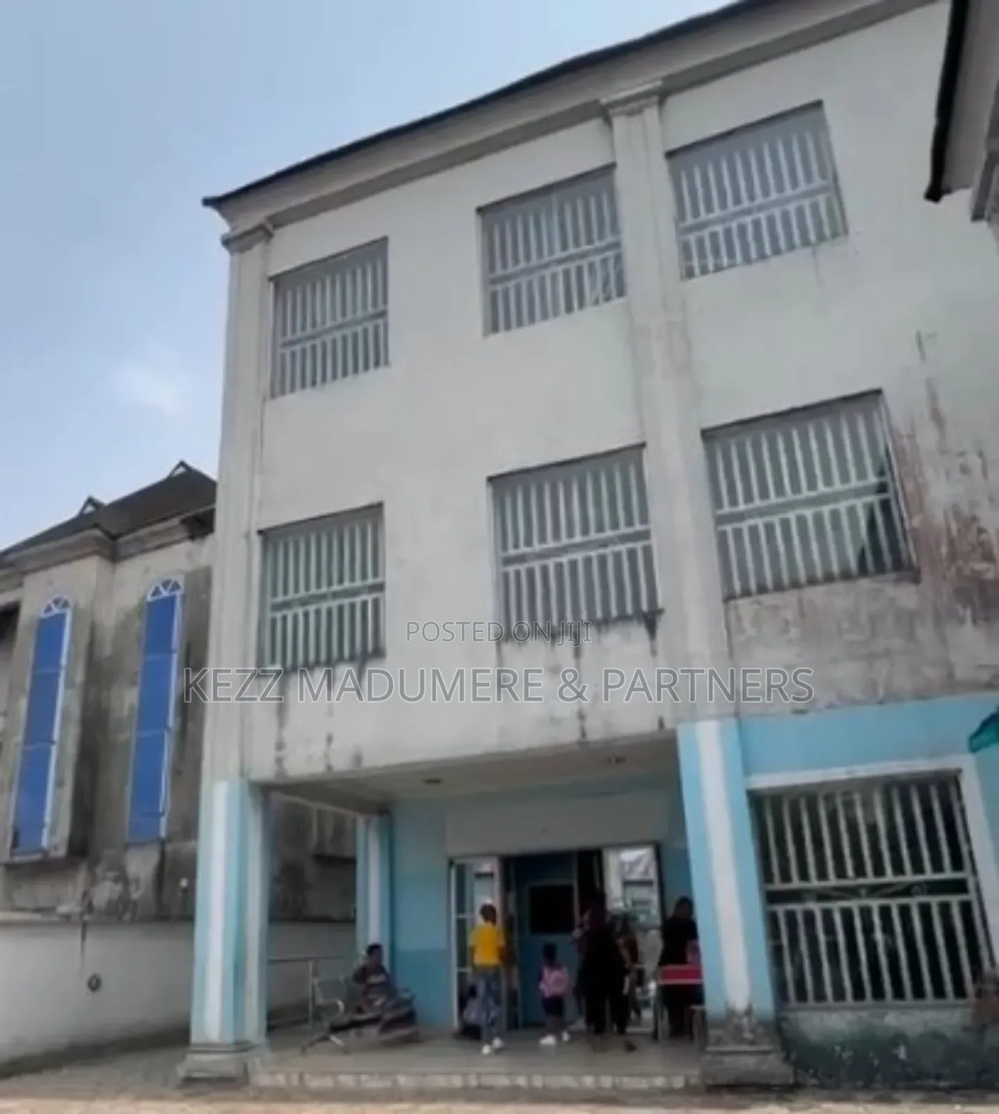 For Sale : A Commercial Plaza With Offices in Ph