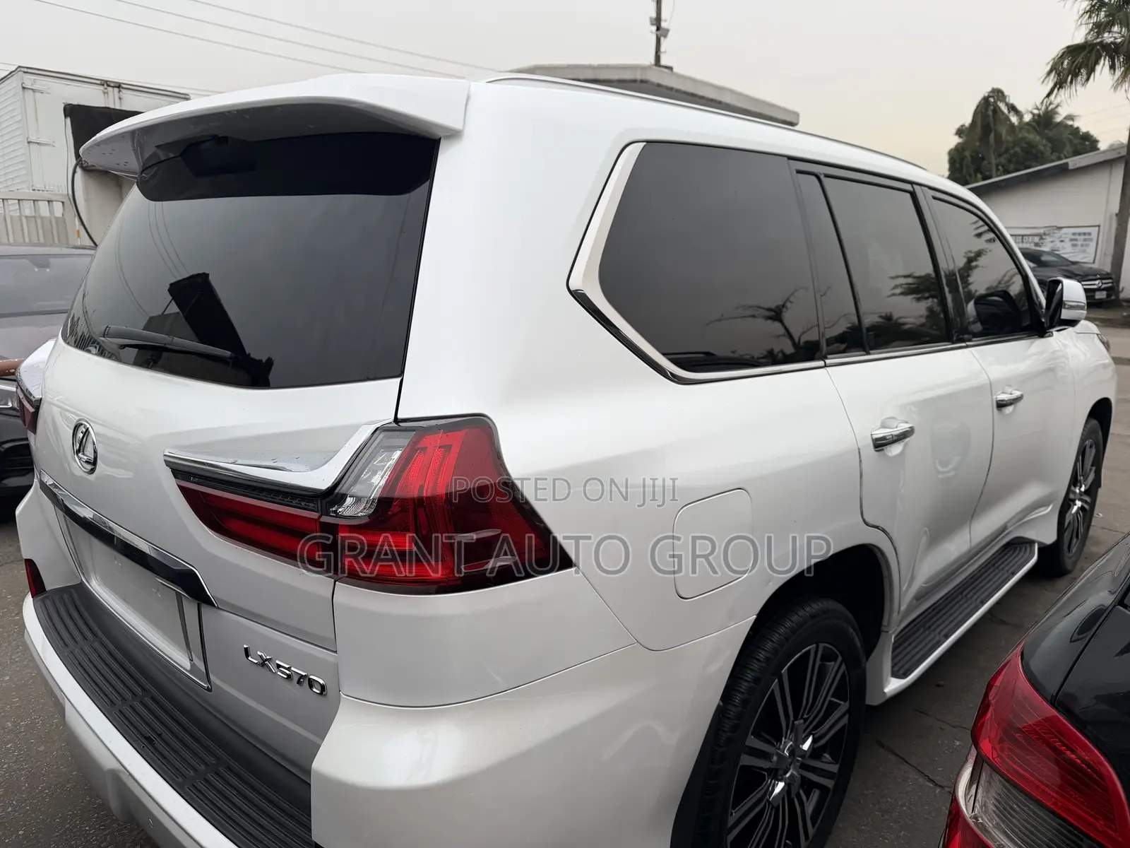 Lexus LX 570 AWD 2019 White