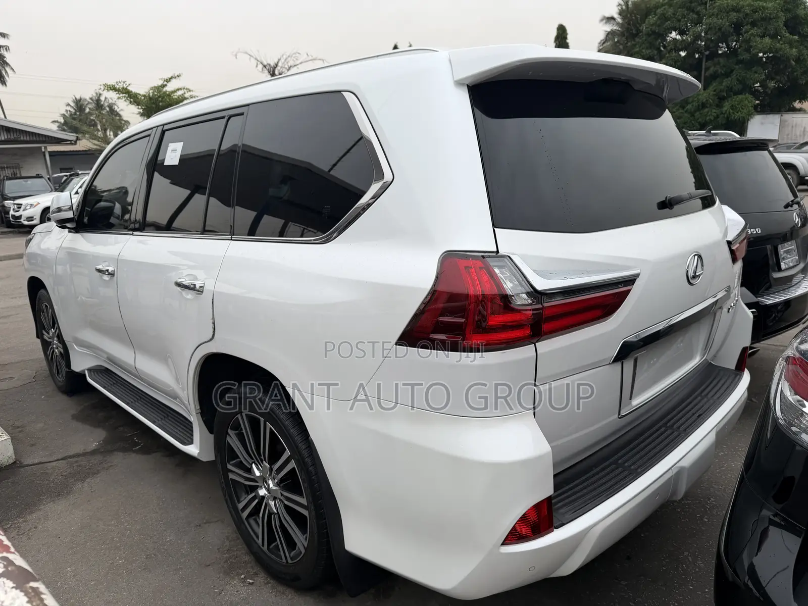 Lexus LX 570 AWD 2019 White