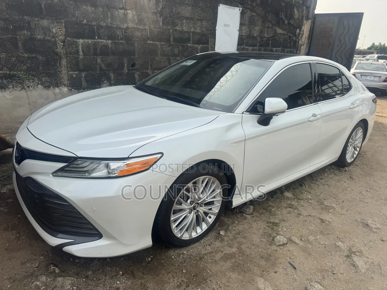 Toyota Camry XLE FWD (2.5L 4cyl 8AM) 2018 Off white