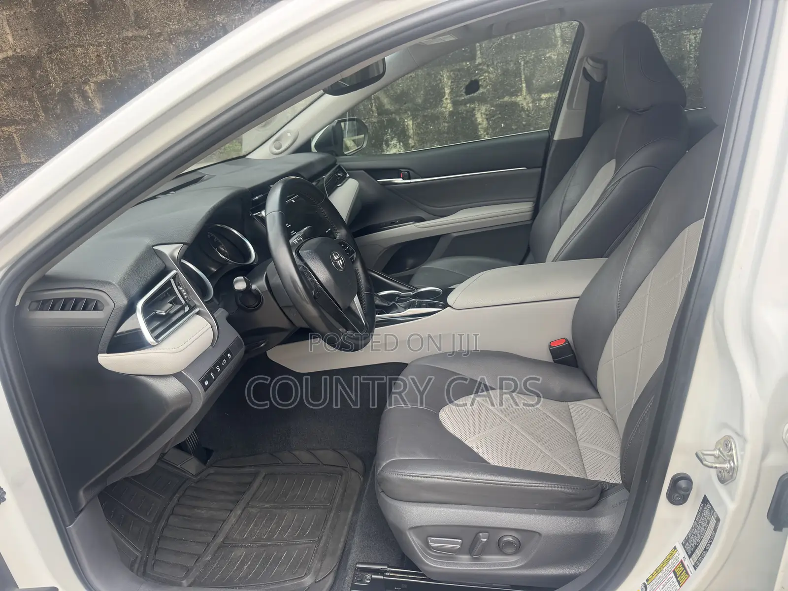 Toyota Camry XLE FWD (2.5L 4cyl 8AM) 2018 Off white