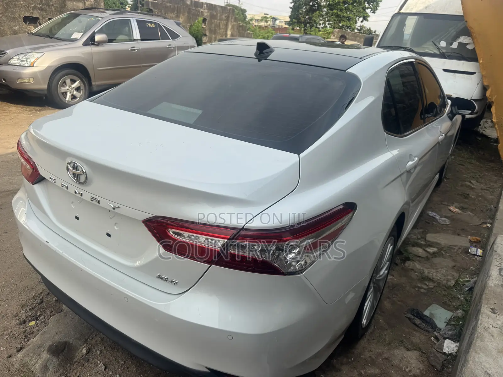 Toyota Camry XLE FWD (2.5L 4cyl 8AM) 2018 Off white