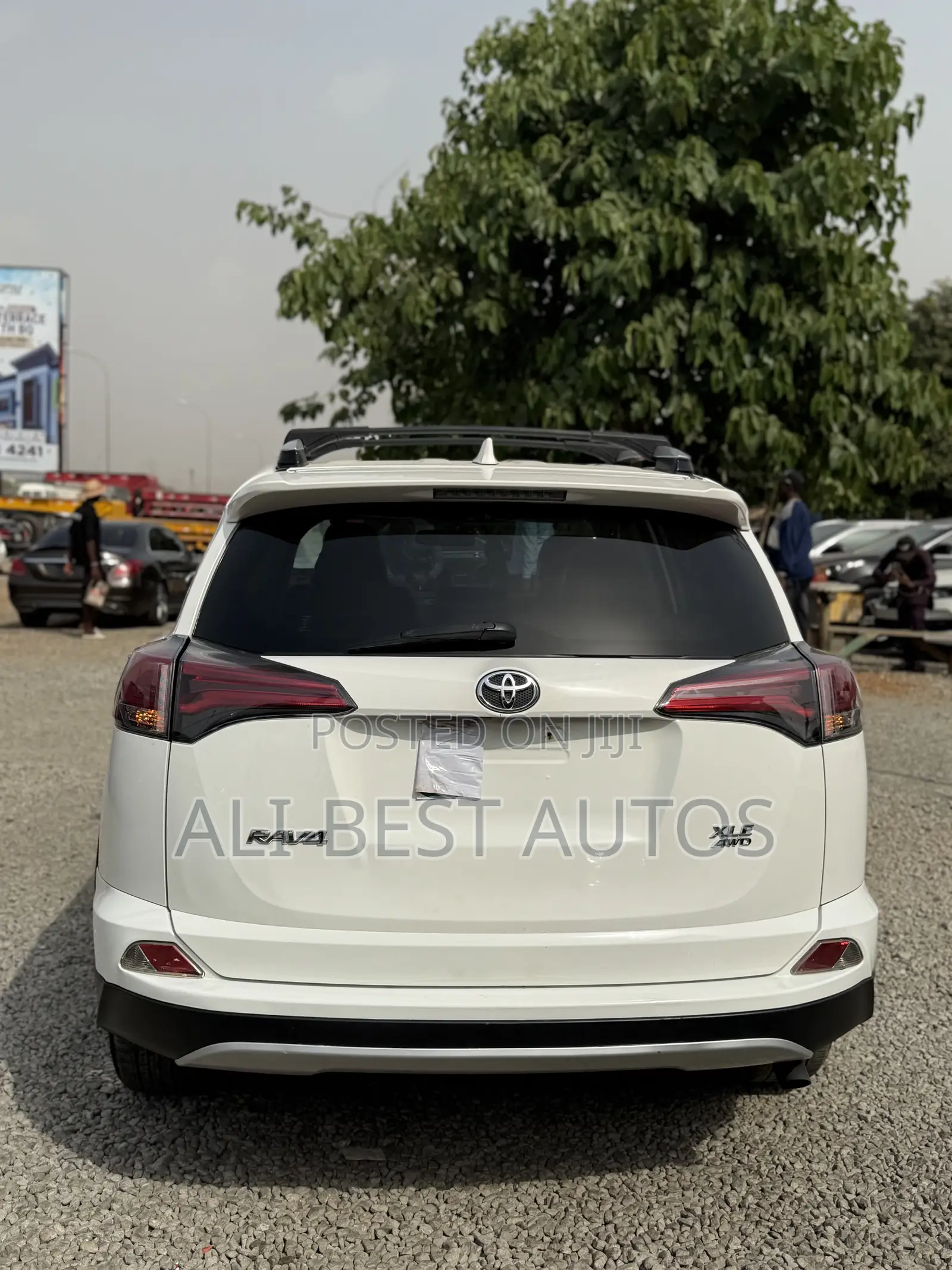 Toyota RAV4 XLE AWD (2.5L 4cyl 6A) 2017 White