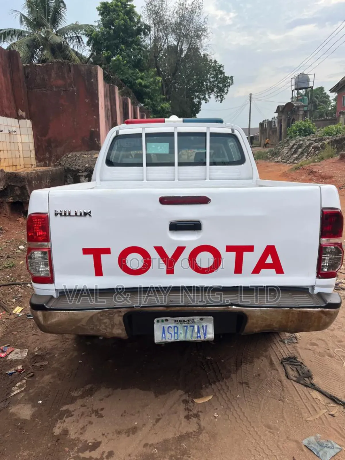 Toyota Hilux SR 4x4 2013 White