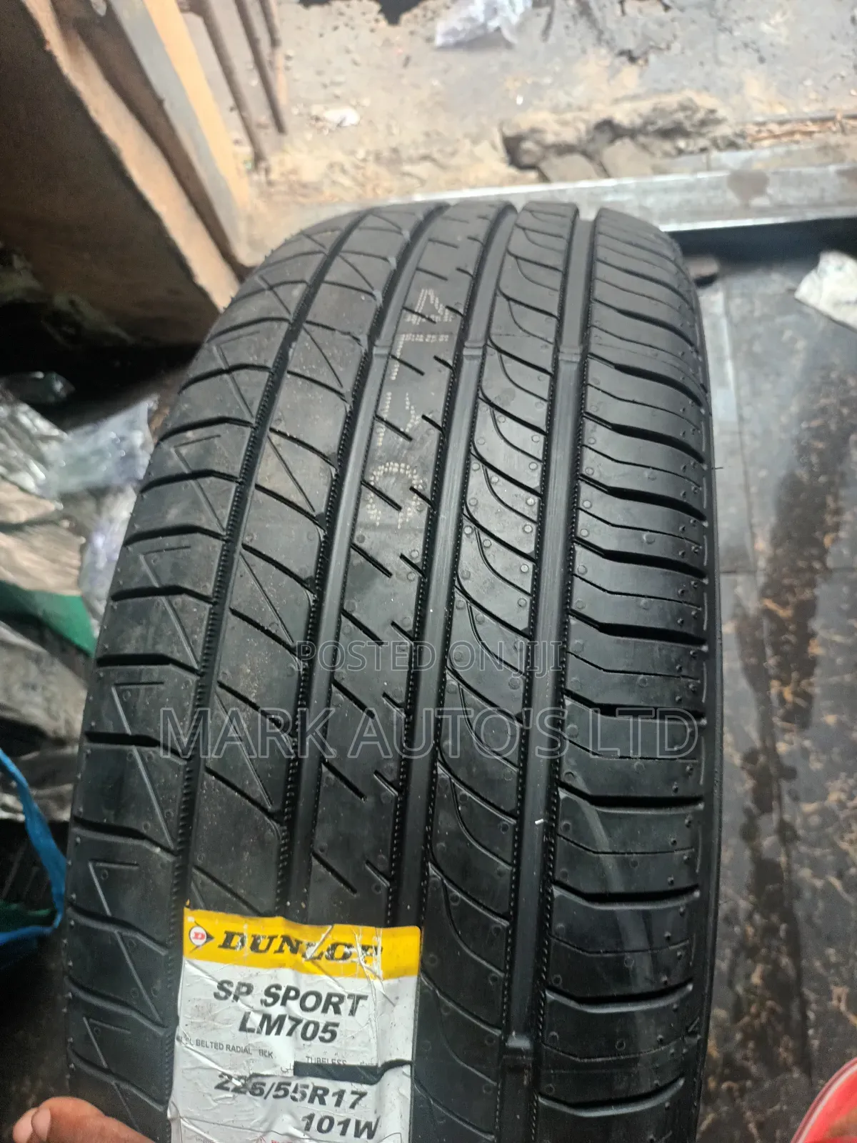 225/55/17 Dunlop Tire