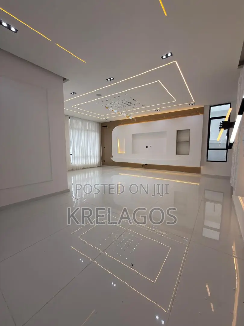 5bdrm Duplex in Chevron for sale
