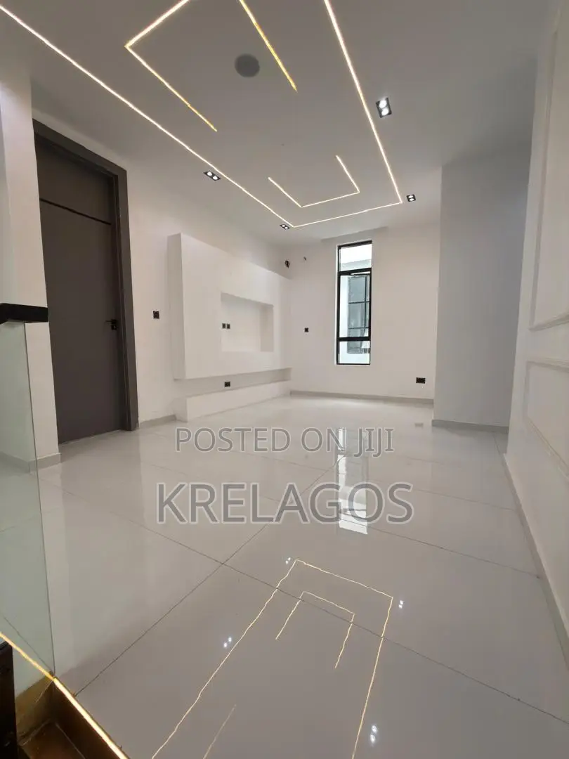 5bdrm Duplex in Chevron for sale