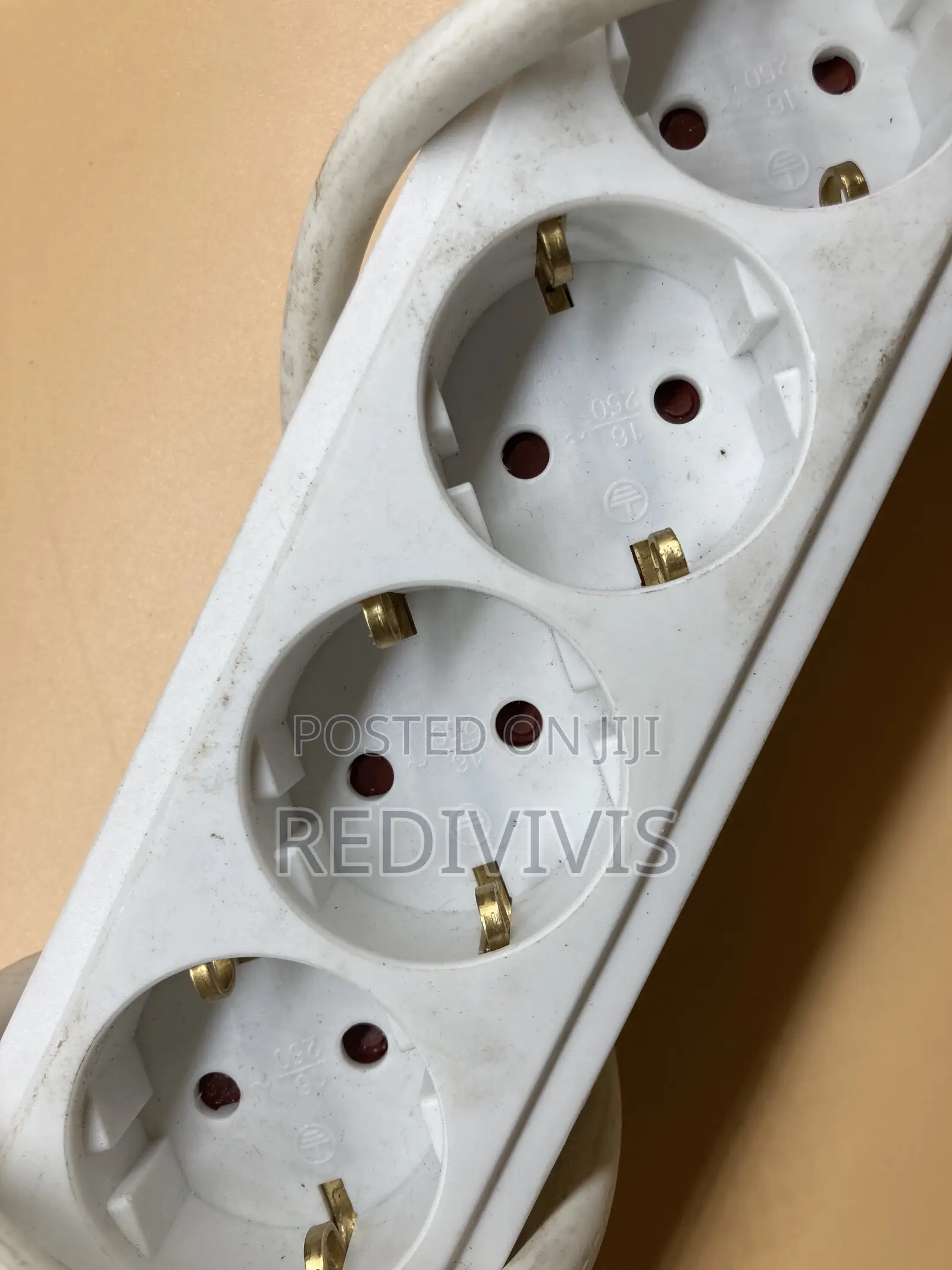 Multiple-Outlet Power Strip (220–250 V, 16 A)