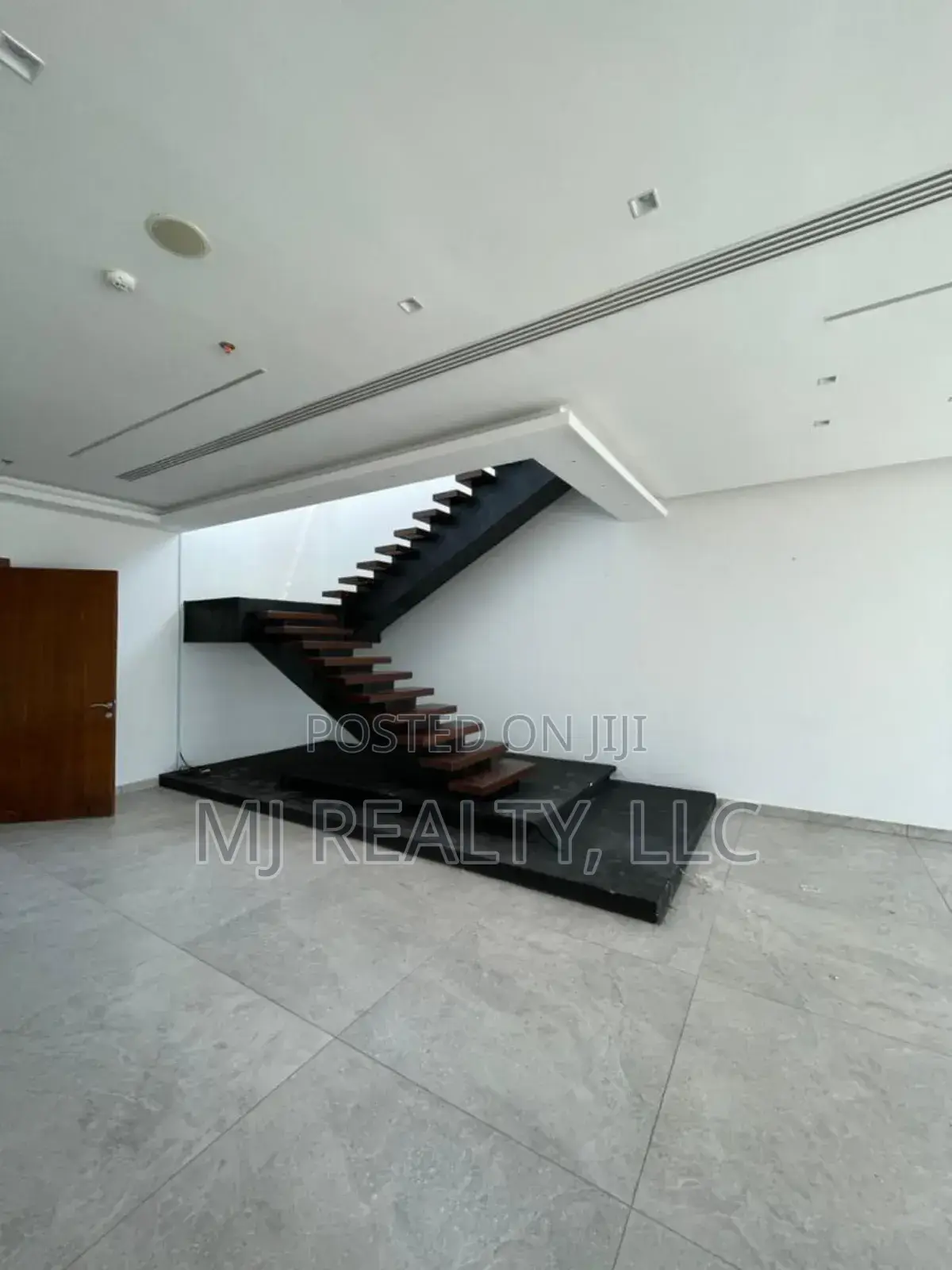 160 SQM Penthouse Office Space at Vi