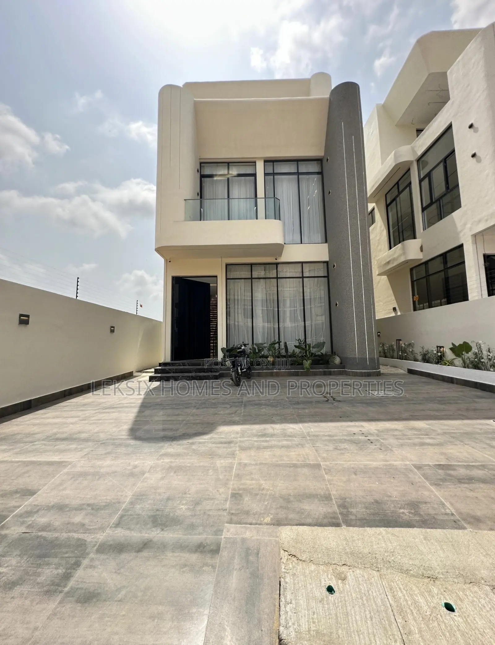 5bdrm Duplex in A Well Secured, Lekki Phase 1 for sale