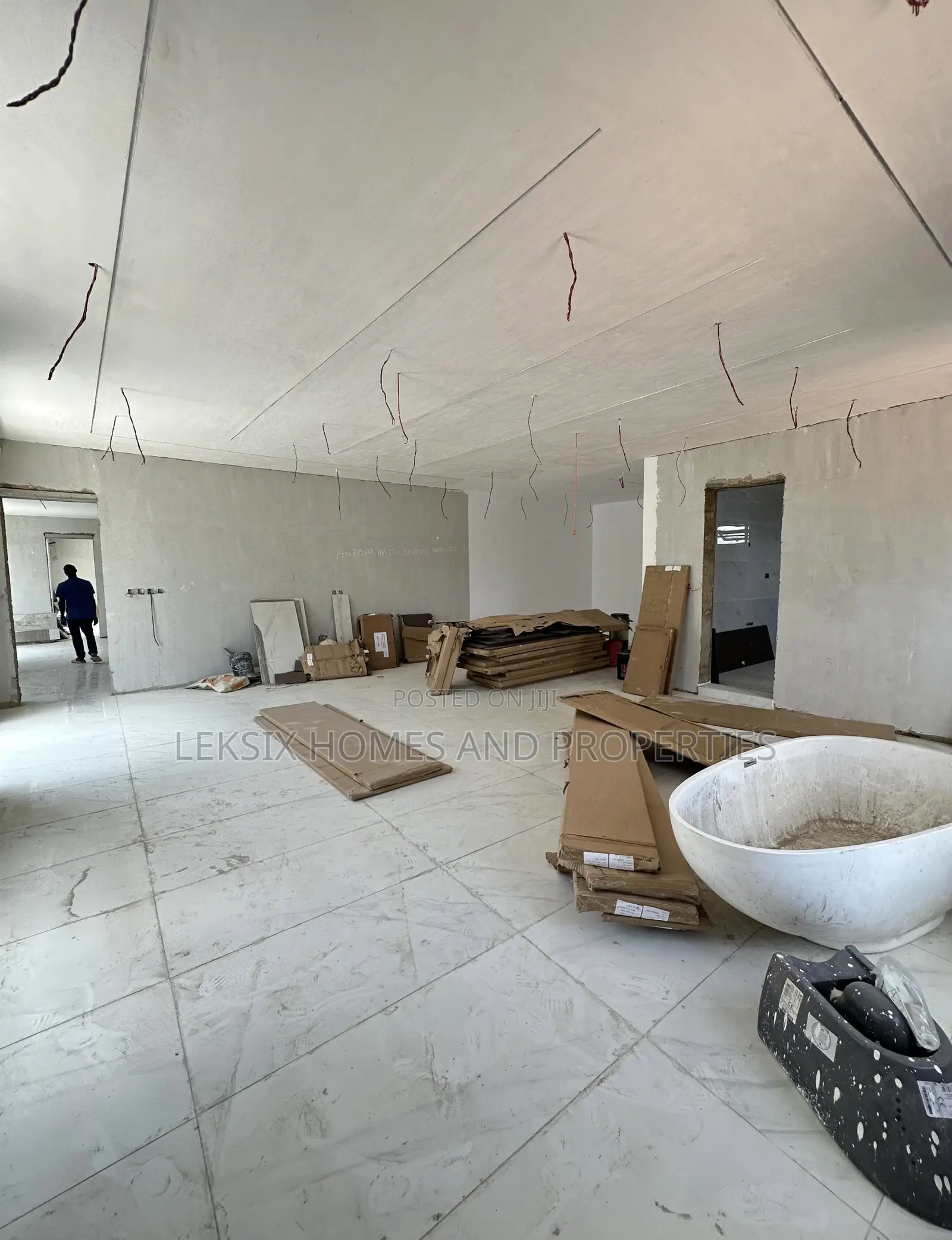 4bdrm Penthouse in A Well Secured, Victoria Island Extension for sale