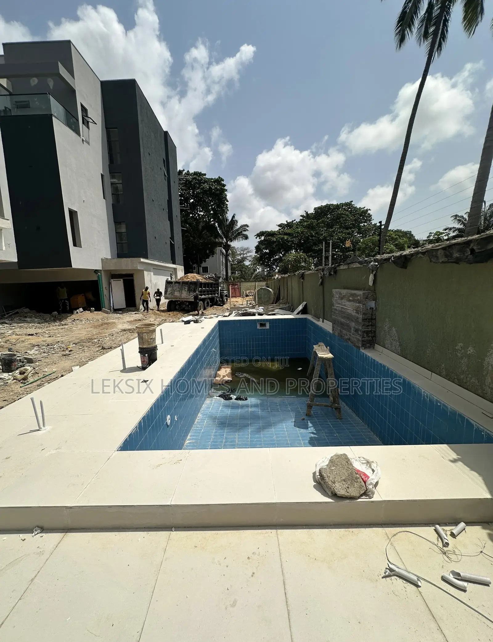 4bdrm Penthouse in A Well Secured, Victoria Island Extension for sale