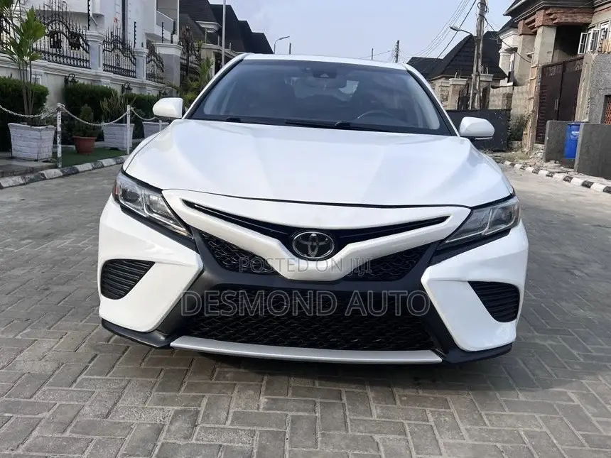 Toyota Camry SE (2.5L 4cyl 8A) 2019 White