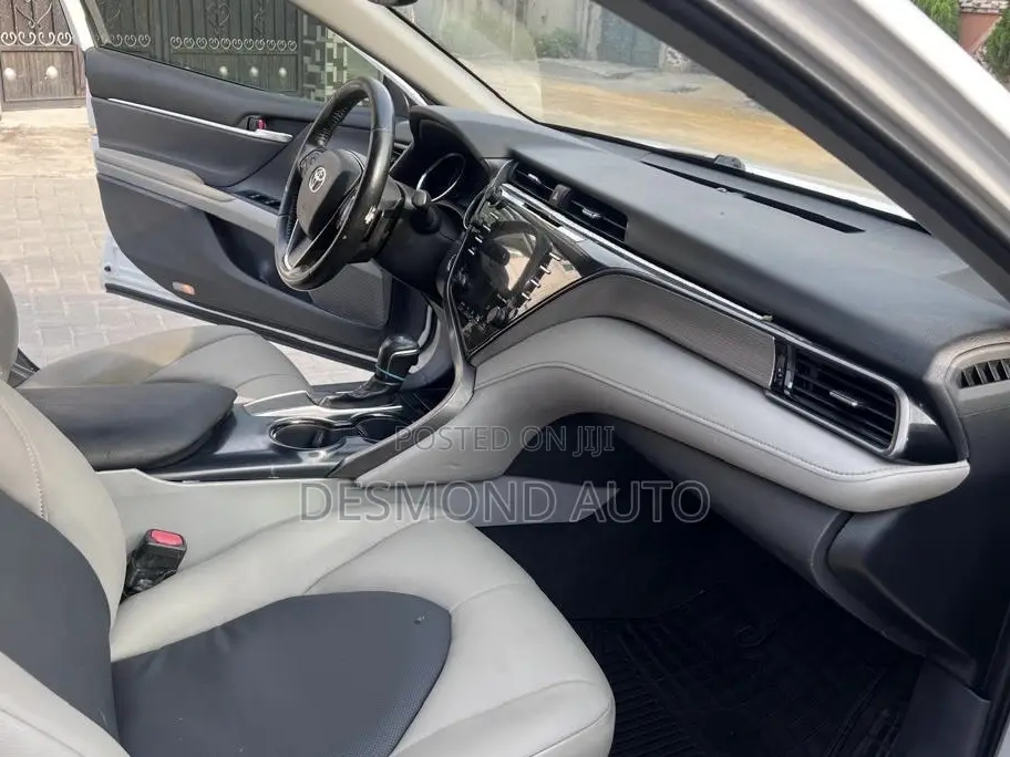Toyota Camry SE (2.5L 4cyl 8A) 2019 White