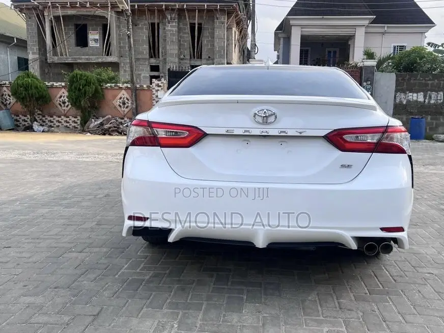 Toyota Camry SE (2.5L 4cyl 8A) 2019 White