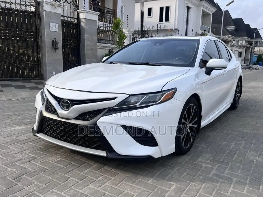 Toyota Camry SE (2.5L 4cyl 8A) 2019 White