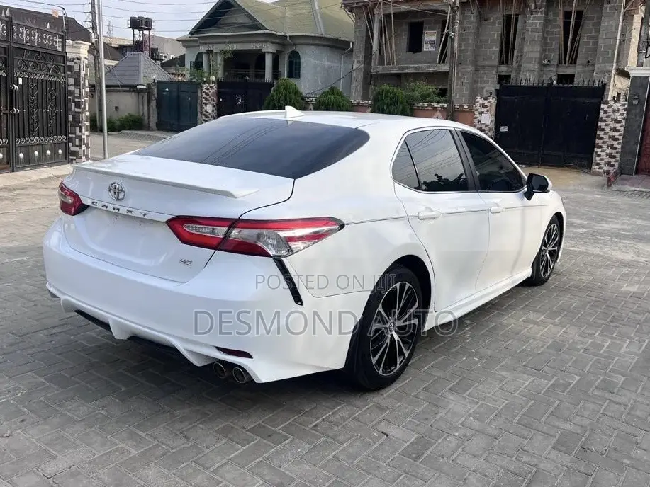 Toyota Camry SE (2.5L 4cyl 8A) 2019 White