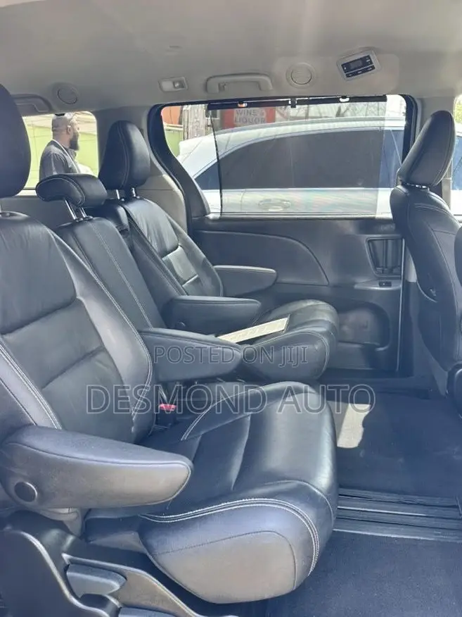 Toyota Sienna SE (3.5L 6cyl 8A) 2018 Gray