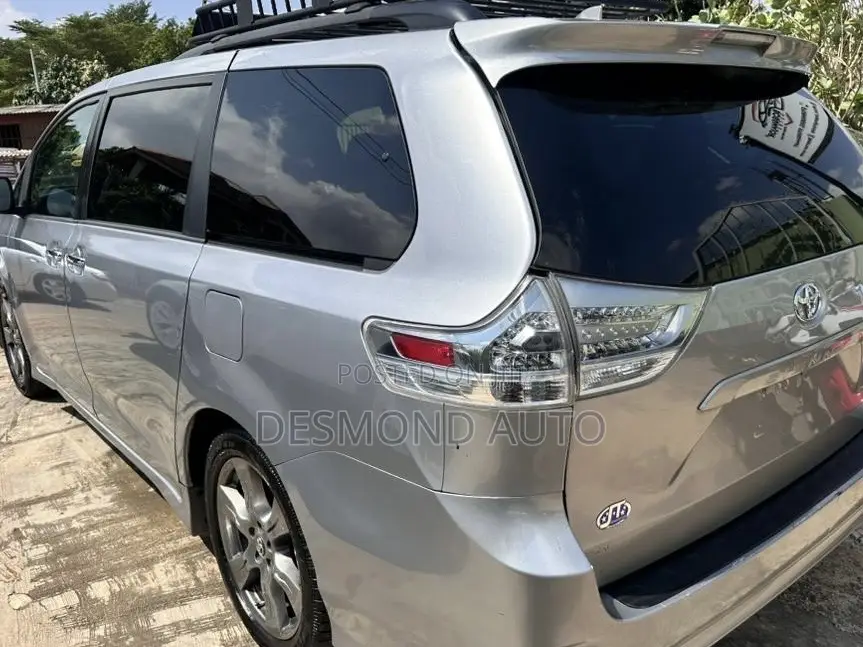 Toyota Sienna SE (3.5L 6cyl 8A) 2018 Gray