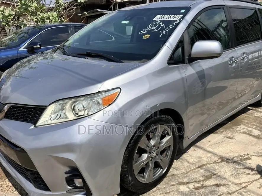 Toyota Sienna SE (3.5L 6cyl 8A) 2018 Gray