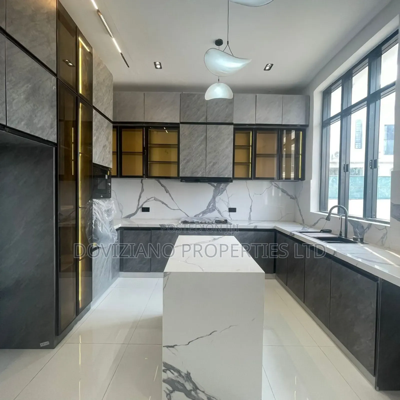 5bdrm Duplex in Chevron for sale