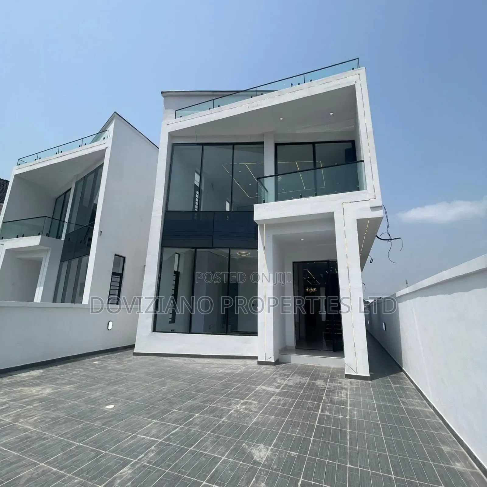 5bdrm Duplex in Chevron for sale