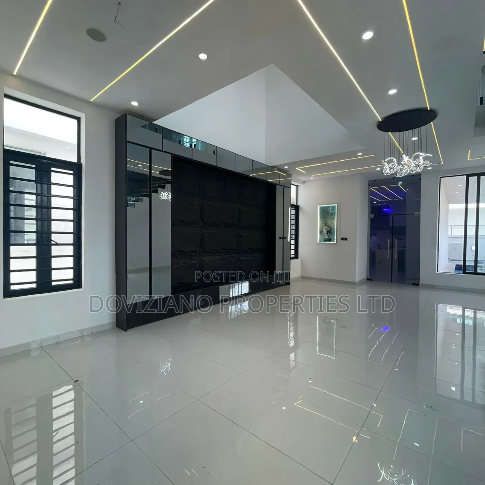 5bdrm Duplex in Chevron for sale