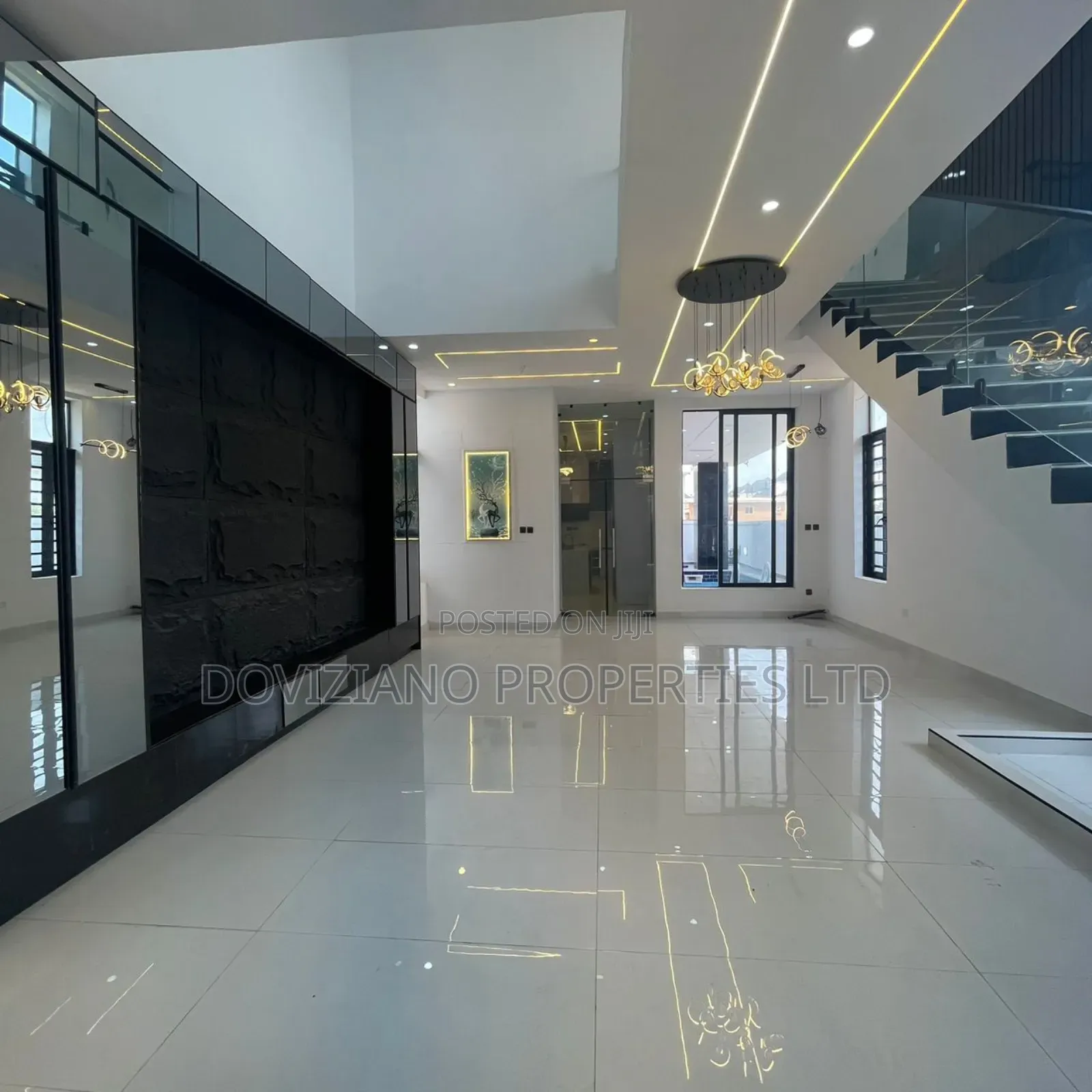 5bdrm Duplex in Chevron for sale