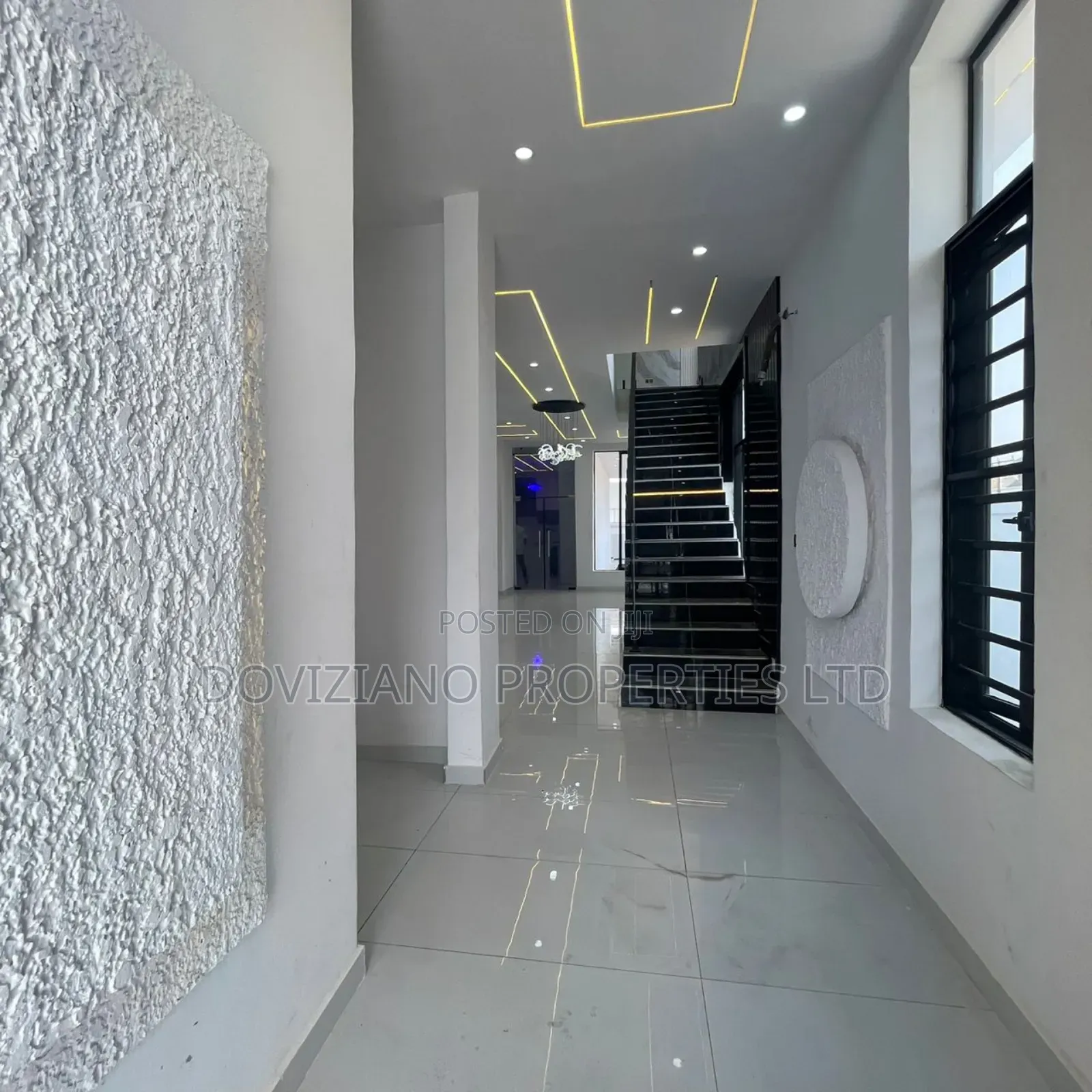 5bdrm Duplex in Chevron for sale