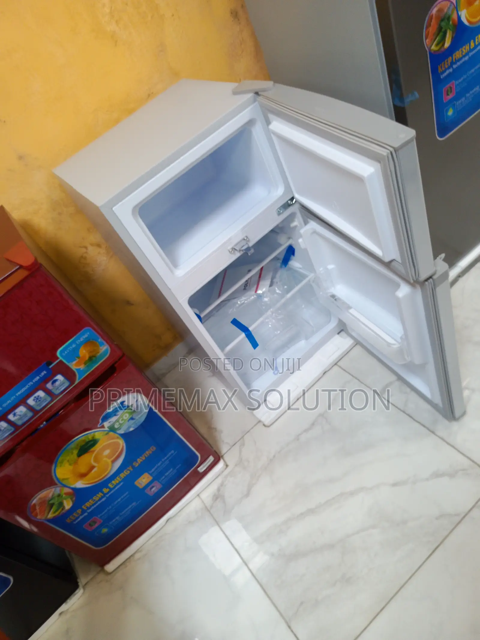 Sleek Silver 90l Compact Fridge – Tabletop Design for Office Home