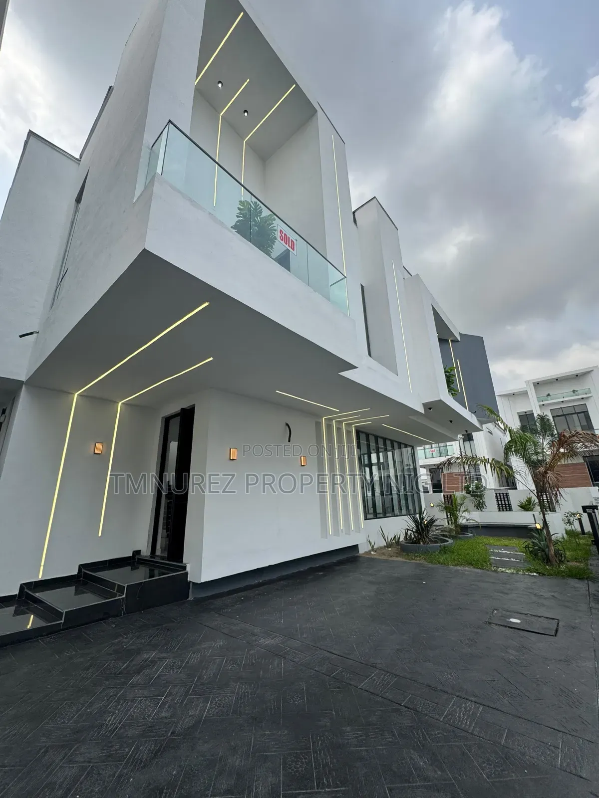 4bdrm Duplex in Chevron for sale