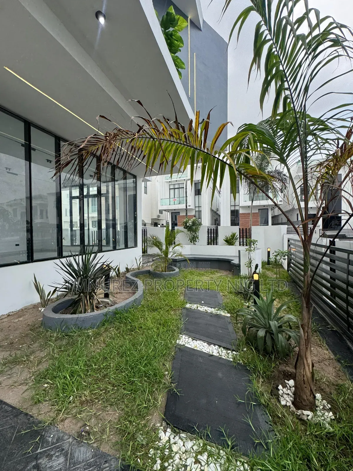 4bdrm Duplex in Chevron for sale